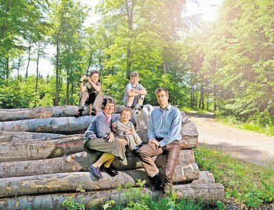Jörg und Friederike von Beyme mit den Kindern Moritz, Luise und Cecilie in ihrem Wald. Der Hunderte Hektar umfassende Forst liegt zwischen Schwenda und Dietersdorf, unweit von Stolberg im Harz, und war ehemals ein alter Besitz der fürstlichen Familie Stolberg-Roßla. „Es war ein Traum, den wir uns erfüllt haben“, sind sich die von Beymes einig, „und das ist es nach wie vor.“