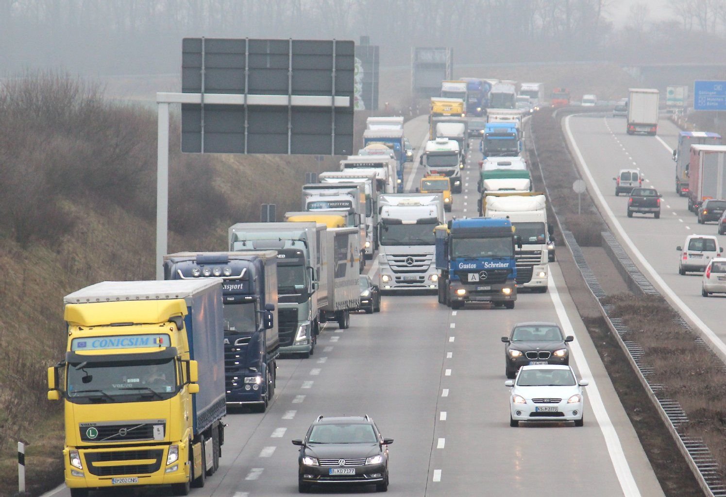 Auf den Umleitungsstrecken staut sich der Verkehr wie hier auf der Autobahn 38 an der Anschlussstelle Lützen.