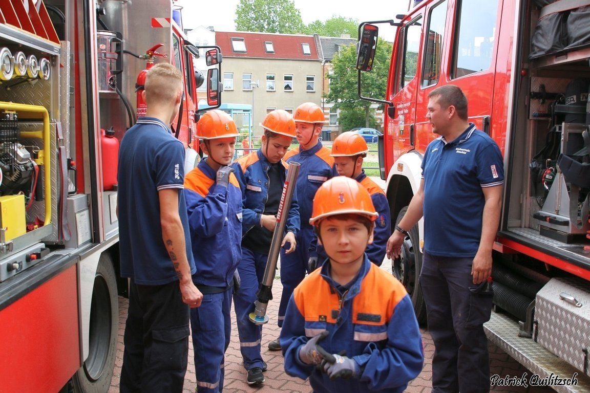 Patrick Quilitzsch zeigt Bilder vom Tag der offenen Tür der Feuerwehr in Bitterfeld.