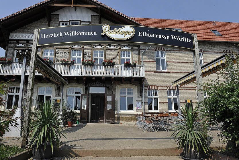 Elbterrasse Wörlitz: Das Wasser ist weg, doch der erste Eindruck täuscht. Die Fluten haben große Schäden angerichtet, der Wirt will Anfang Juli wieder öffnen.