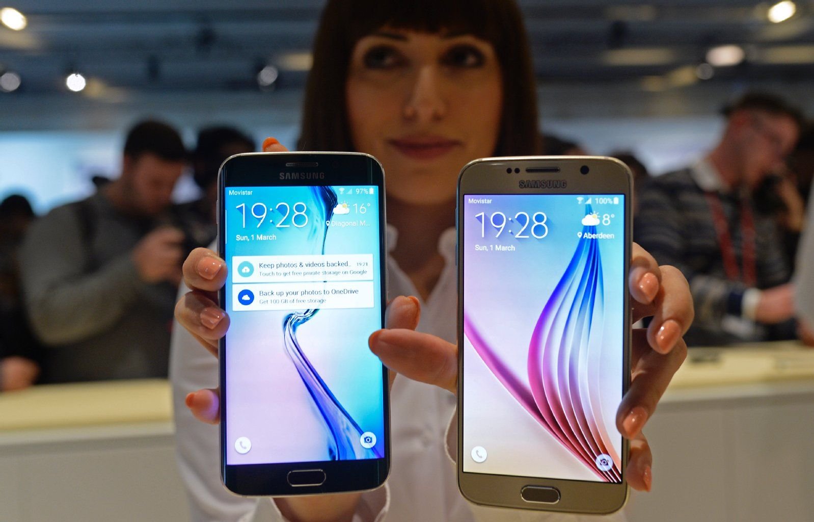 Sowohl beim Galaxy S6 (r.) als auch beim S6 Edge hat Samsung Design, Kamera-Ausstattung und Power-Management in den Mittelpunkt gestellt, heißt es.