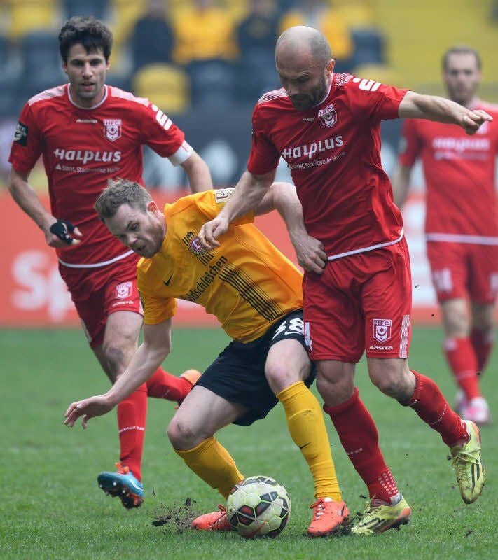 Bald Teamkollegen: Dresdens Tobias Müller (M.) sowie die HFC-Profis Tim Kruse (l.) und Ivica Banovic.
