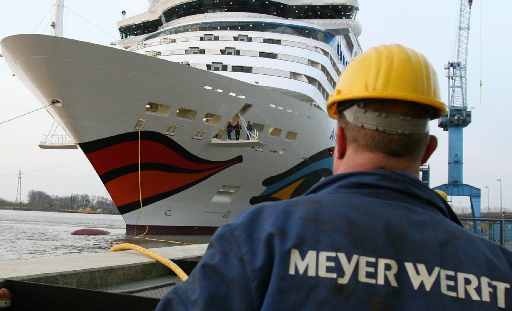 Archivbild: Werftarbeiter machen beim Kreuzfahrtschiff-Neubau «Aida Bella» am 27. März 2008 in Papenburg vor der Überführungsfahrt auf der schmalen Ems von der Meyer-Werft in die Nordsee die Leinen los.