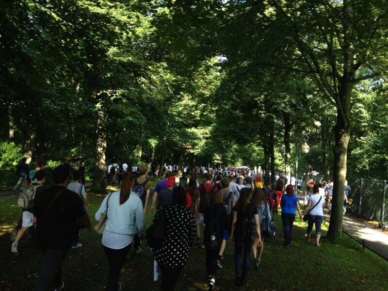 Fans im Tiergarten auf dem Weg zur Fanmeile.