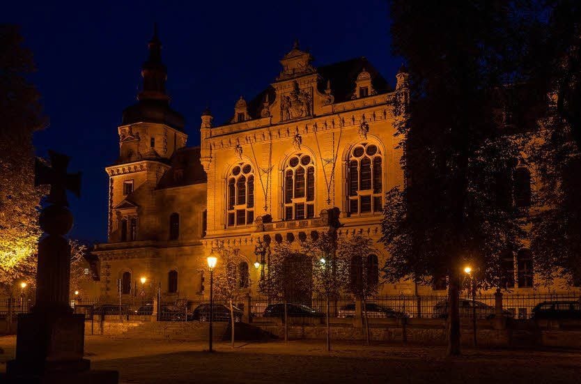 Das Merseburger Ständehaus bei Nacht vom Schlosspark aus gesehen.