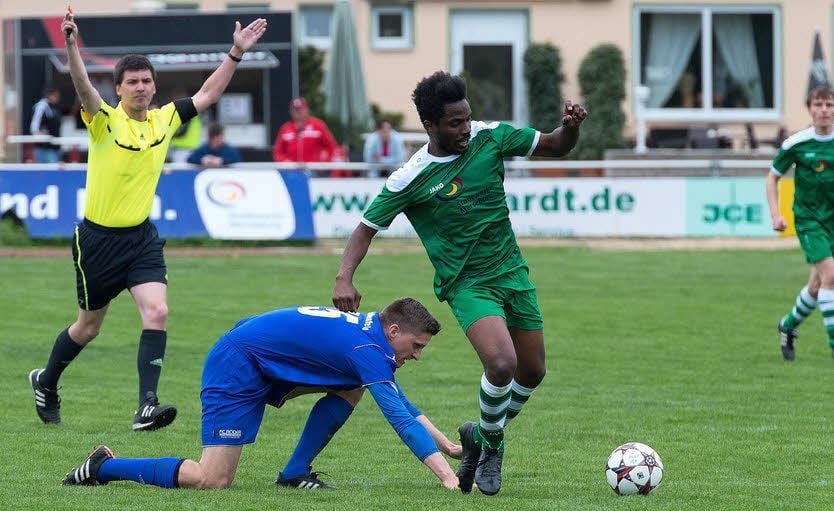 Mario Rützel (links) kann seinen Gegenspieler nicht stoppen.