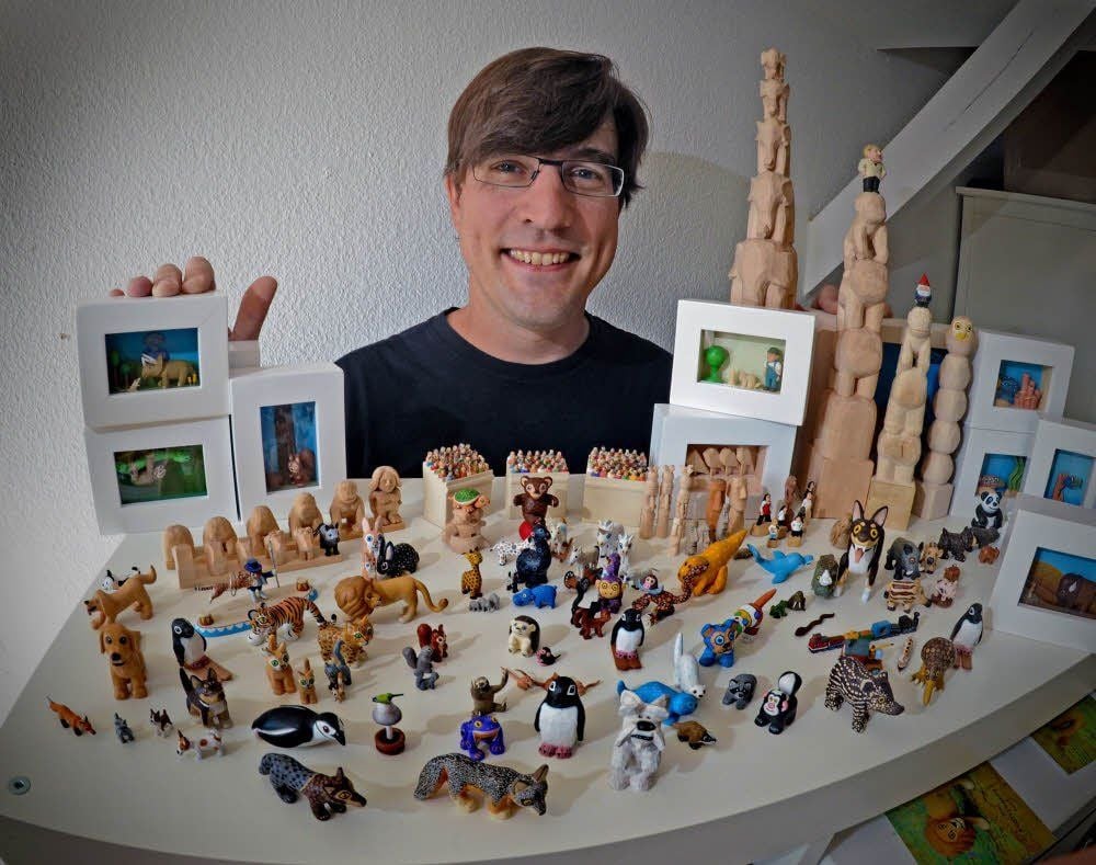 In Steve Tomasheks bunter Miniaturwelt aus Holz wimmelt es nur so von niedlichen Tieren und amüsanten Szenen.