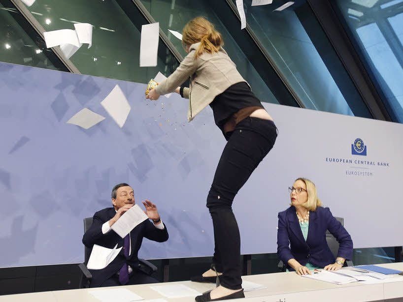 Aktivistin Josephine Witt überschüttet EZB-Chef Mario Draghi mit Konfetti und Papieren.