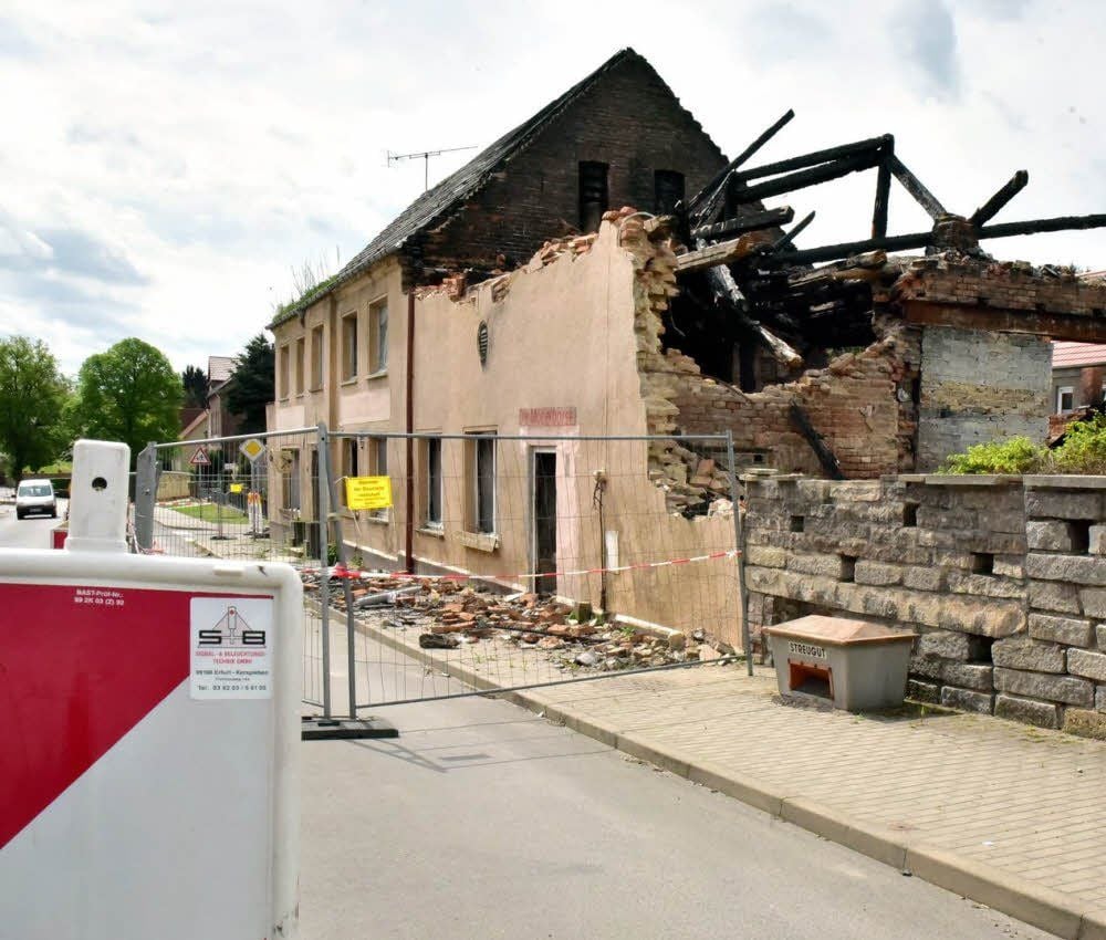 Seit Monaten steht der "Nordstern" als Ruine, die Fahrbahn davor ist halbseitig gesperrt.