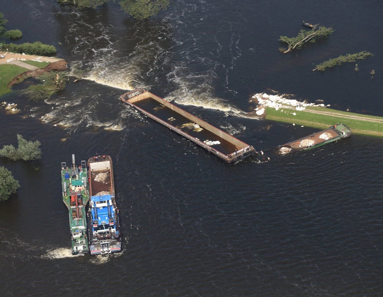 Der dritte Lastkahn wird zum gebrochenen Elbdeich bei Fischbeck (Sachsen-Anhalt) gebracht.