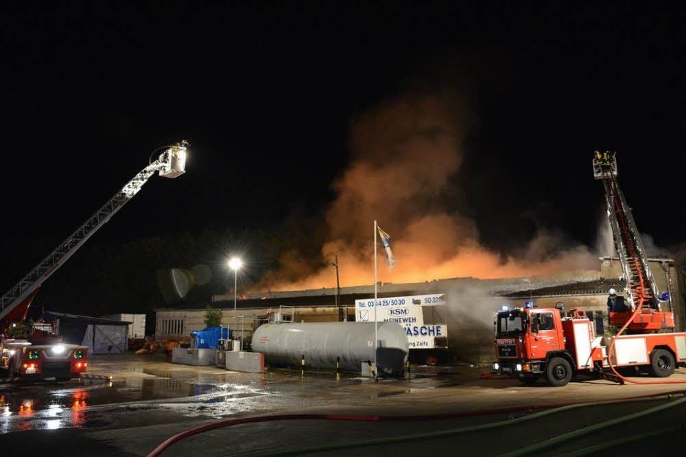 Bis zu 15 Meter hohe Flammen stiegen nachts in Meineweh in den Himmel.