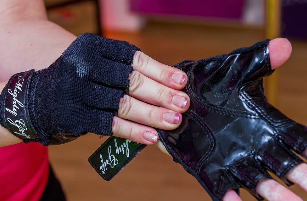Wenn Talkum nicht reicht, kann man auch mit Spezialhandschuhen trainieren.