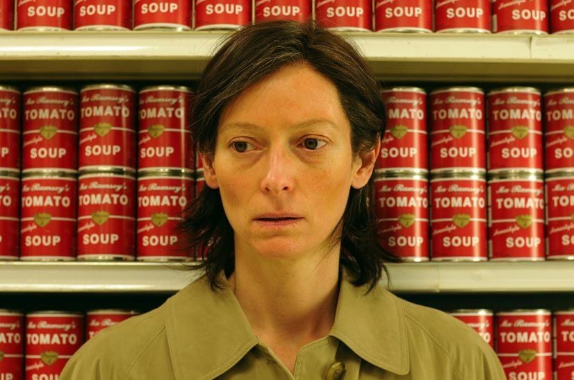 Tilda Swinton spielt Kevins hilflose Mutter.
