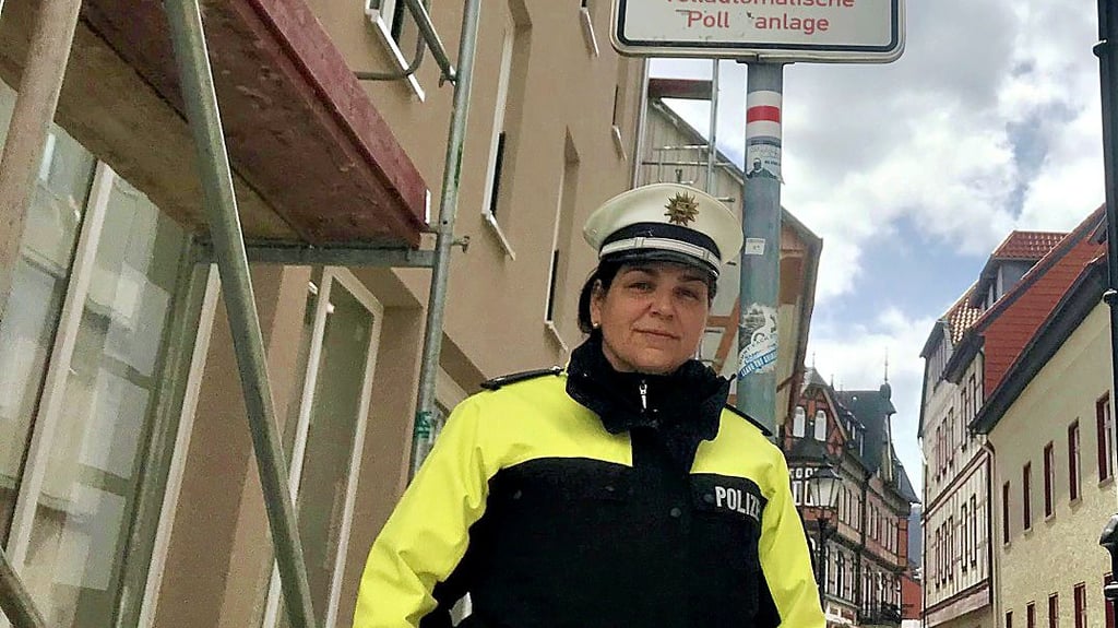 Polizeikommissarin Eva-Maria Sorbert achet mit ihren Kollegen auf eine fahrradfreie Fußgängerzone.