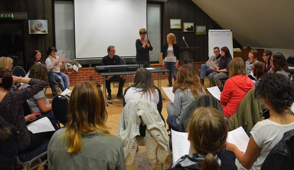 Thomas Frank am Keyboard, Andrea Schröter und Kathrin Bösel beim ersten Treffen der neuen Chormitglieder.