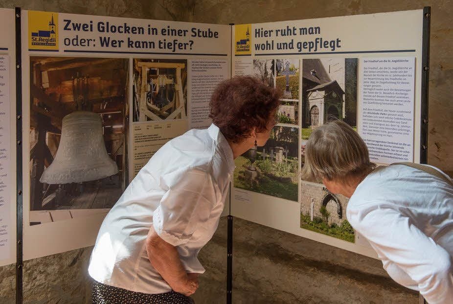 Mit viel Interesse schauten sich die ersten Besucher die Tafeln der Dauerausstellung an.