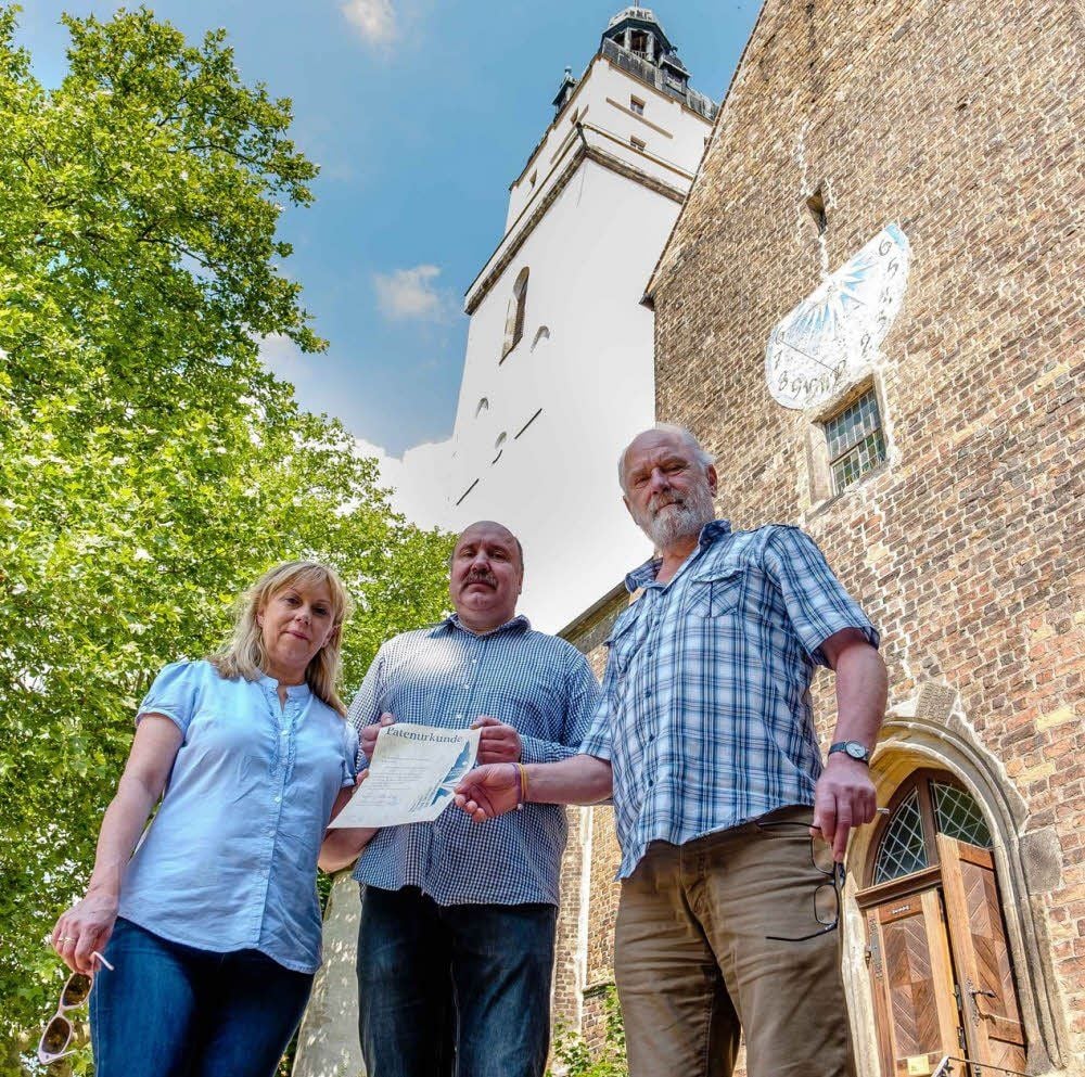 Die nächste Stufe ist vergeben: Sybille Göttert und Jörg Gebser vom Bad Schmiedeberger Gewerbeverein erhalten die entsprechende Urkunde von Pfarrer Christoph Krause.