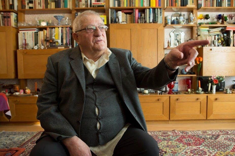 Unter der Regie von Heiner Hinrichs wurden die Schwimmhalle und andere Zweckbauten in Neustadt gebaut. Ein Film zeigt jetzt sein Leben.