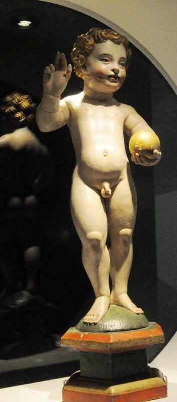 Figur in „vergoldeter“ Ausstellung.