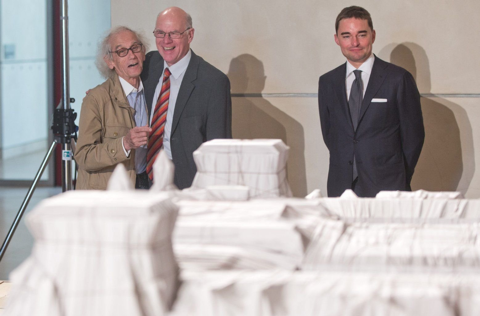 Der Künstler Christo (l-r), Bundestagspräsident Norbert Lammert (CDU) und der Unternehmer Lars Windhorst stehen vor einem Modell des "Verhüllten Reichstags" anlässlich des 20. Jahrestags des "Verhüllten Reichstags" und der geplanten Dauerausstellung des Künstlers Christo am 17.06.2015 im Reichstag in Berlin.