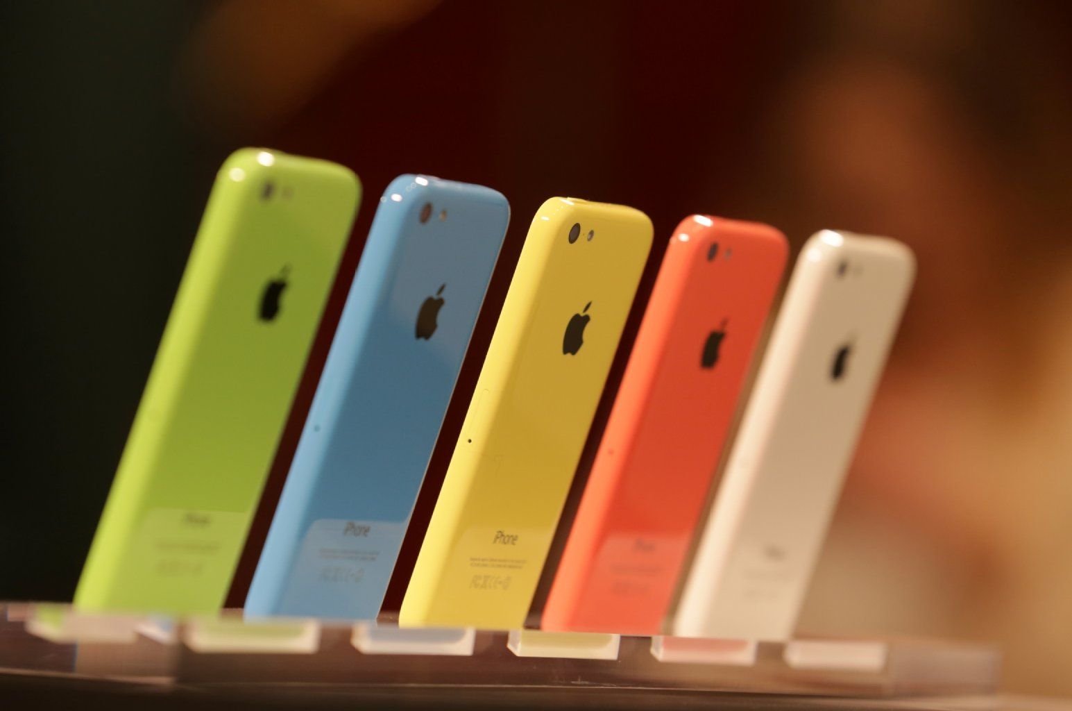 Exemplare des Apple iPhones 5C im Apple Store in Berlin.