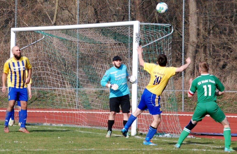 Während Michael Raabe und Keeper Hannes Harnisch gespannt zuschauen, klärt Florian Sperling die Flanke vor Thales Sven Albrecht (v.l.).