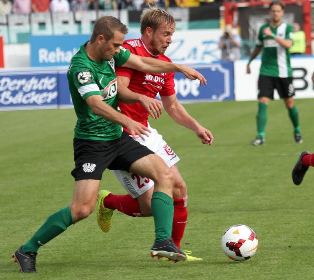 Verteidiger Marcel Baude (hinten) muss sich im Duell gegen Münsters Fabian Hergesell durchsetzen.