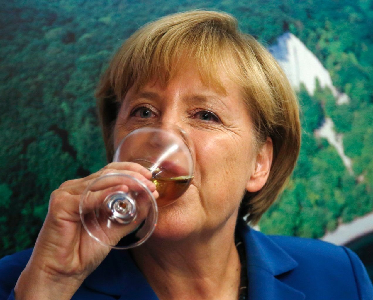 Ein Prosit auf den Erfolg: Die frisch wiedergewählte Kanzlerin Angela Merkel gönnt sich ein Gläschen Wein auf der Wahlparty der CDU. Sie trägt an diesem Wahlabend übrigens eine schwarzgrüne Kette.