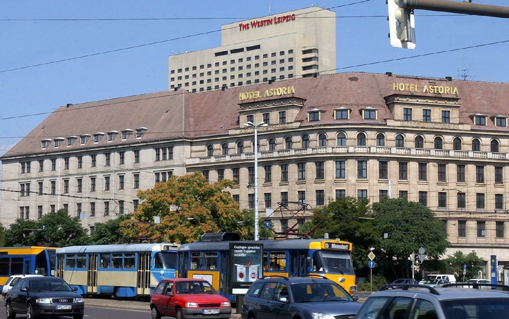 Das ehemalige Hotel "Astoria" in der Innenstadt von Leipzig. In der Nacht ist im Erdgeschoss des Hauses ein Feuer ausgebrochen, starke Rauchentwicklung beschädigte den Bau.
