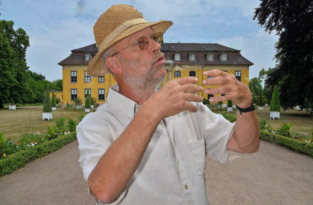 Schlossgärtner Ralph Wels erklärt seinen Gästen die Besonderheiten im Park der Schlossanlage.
