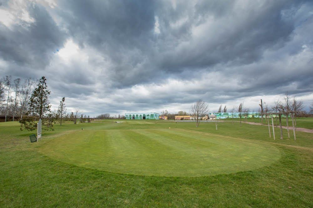 Auch eine Arbeitsgemeinschaft des Liborius-Gymnasiums schlägt auf dem 9-Loch Golfplatz regelmäßig ab.
