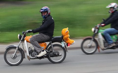 In einem Modellversuch darf man in Mitteldeutschland mit 15 Moped fahren.