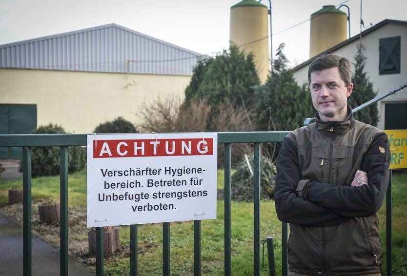 Stephan Klaasen-van Husen vor der Wimex-Anlage, in die die Elterntiere aus Mennewitz gebracht wurden. Auf Hygiene wird hier sehr geachtet.