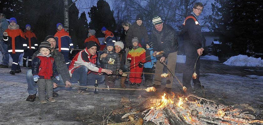 Zum Osterfeuer gehört auch der Knüppelkuchen. Den gab es in den vergangenen Jahren in Tornau zu Ostern.