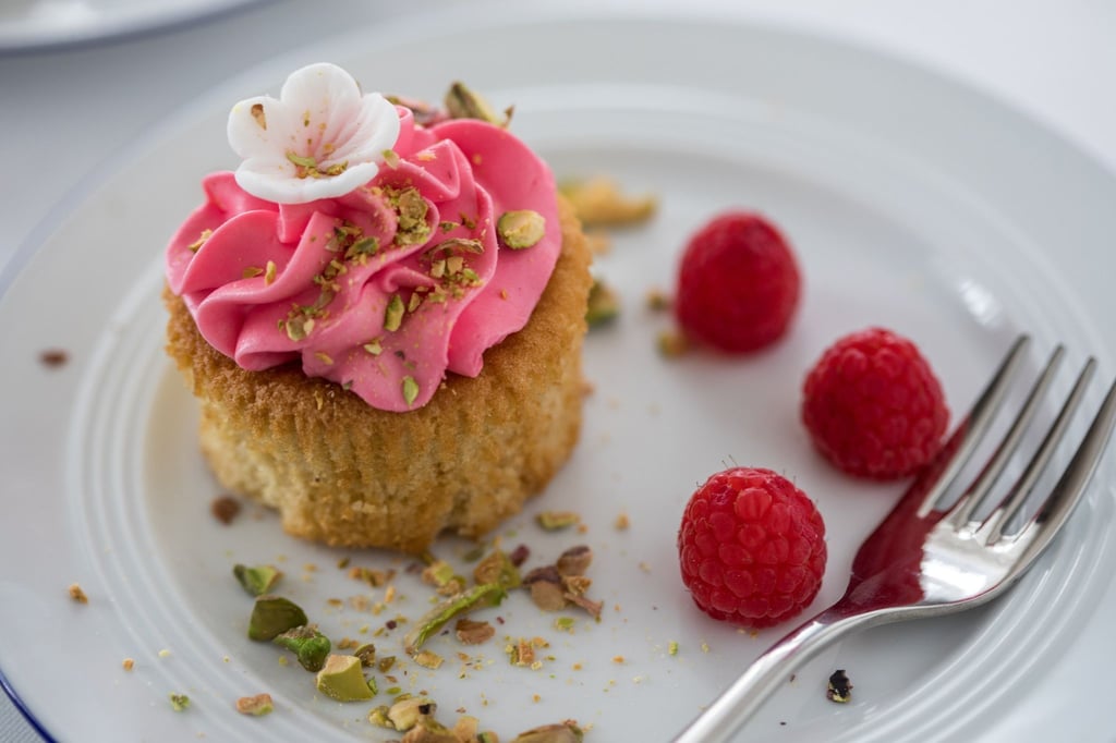 Die Ganache ist eine süße Creme aus Sahne und Schokolade. Sie lässt sich perfekt mit frischen Beeren mischen.