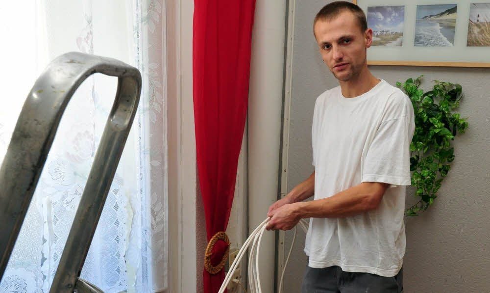 David Wahren verlegt in Wohnungen Kabel und installiert Datenports. Die Arbeit geht ihm trotz Handicaps bereits gut von der Hand.