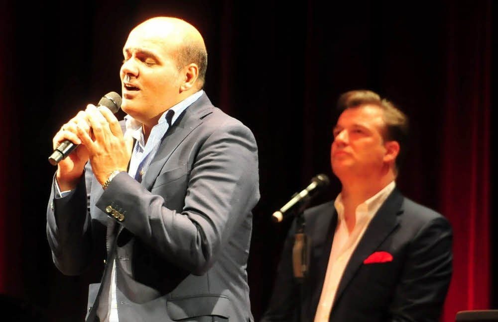 Lassen auch einzeln, wie hier Solist Jay Alexander, aufhorchen: Marshall & Alexander singen seit 16 Jahren zusammen. Rechts zu sehen ist Marc Marshall.