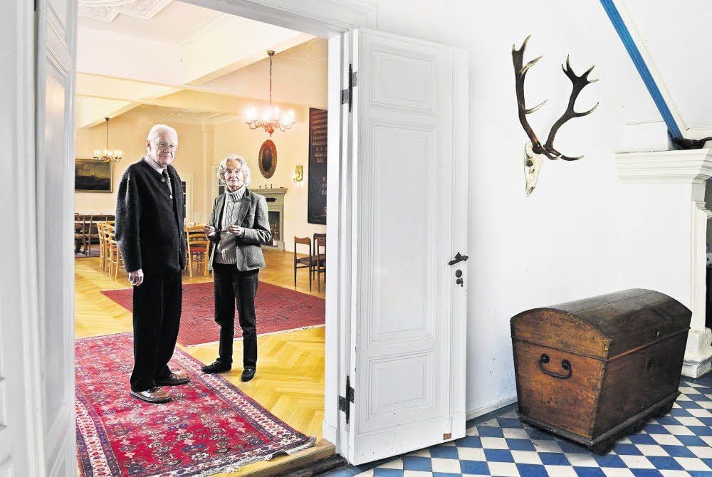 Auch der Saal im Merbitzer Herrenhaus ist wieder in einen würdigen Zustand versetzt worden. Sowie diesen Raum haben Claus und Angelika von Krosigk in den letzten zwei Jahrzehnten in dem während derDDR-Zeit heruntergewirtschafteten Gut vieles wieder erneuern und bewahren können.