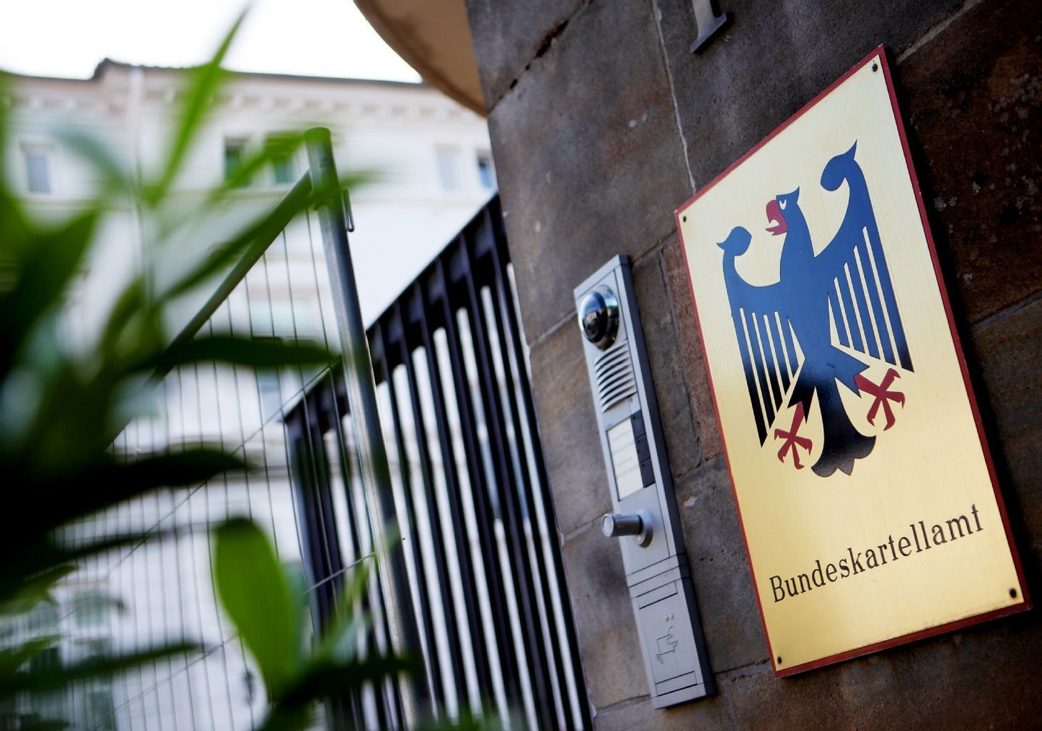 Das Schild des Bundeskartellamtes in Bonn