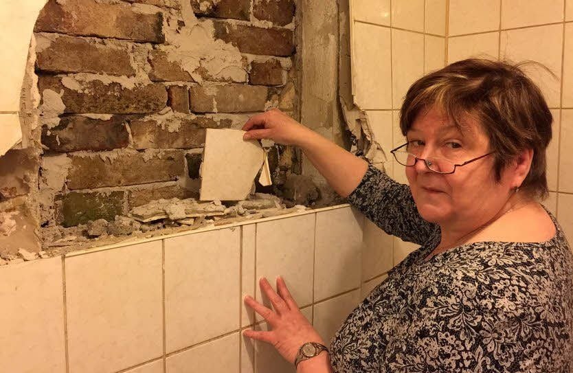 Michaela Schneider hat das Toilettenfenster, durch das die Einbrecher in die Kneipe eingedrungen waren, zumauern lassen.