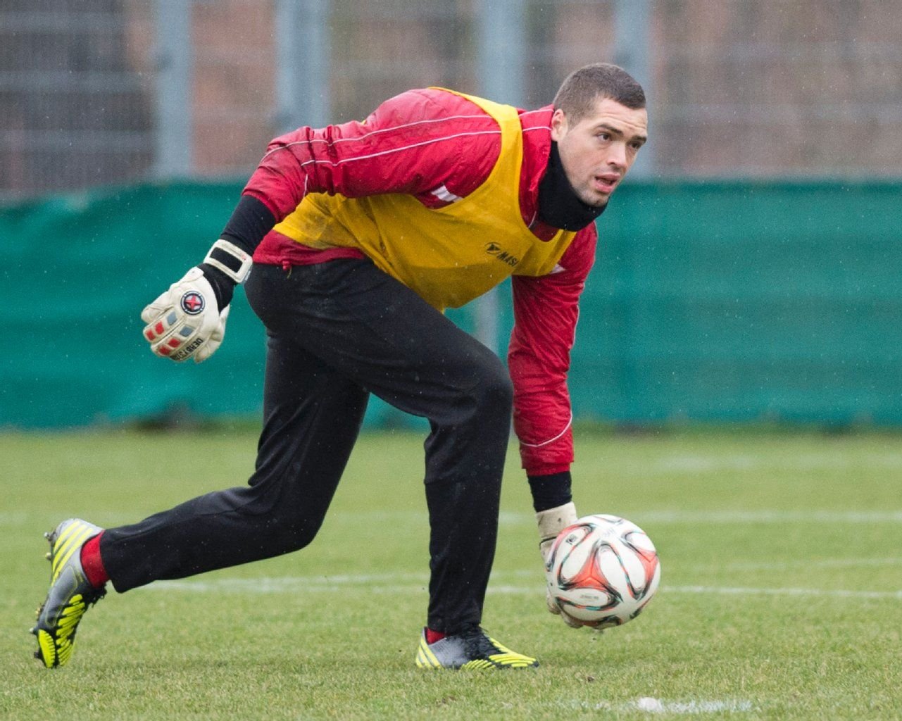 Torwart Dominik Kisiel beim Training des HFC im Erdgassportpark in Halle am 17.12.14.