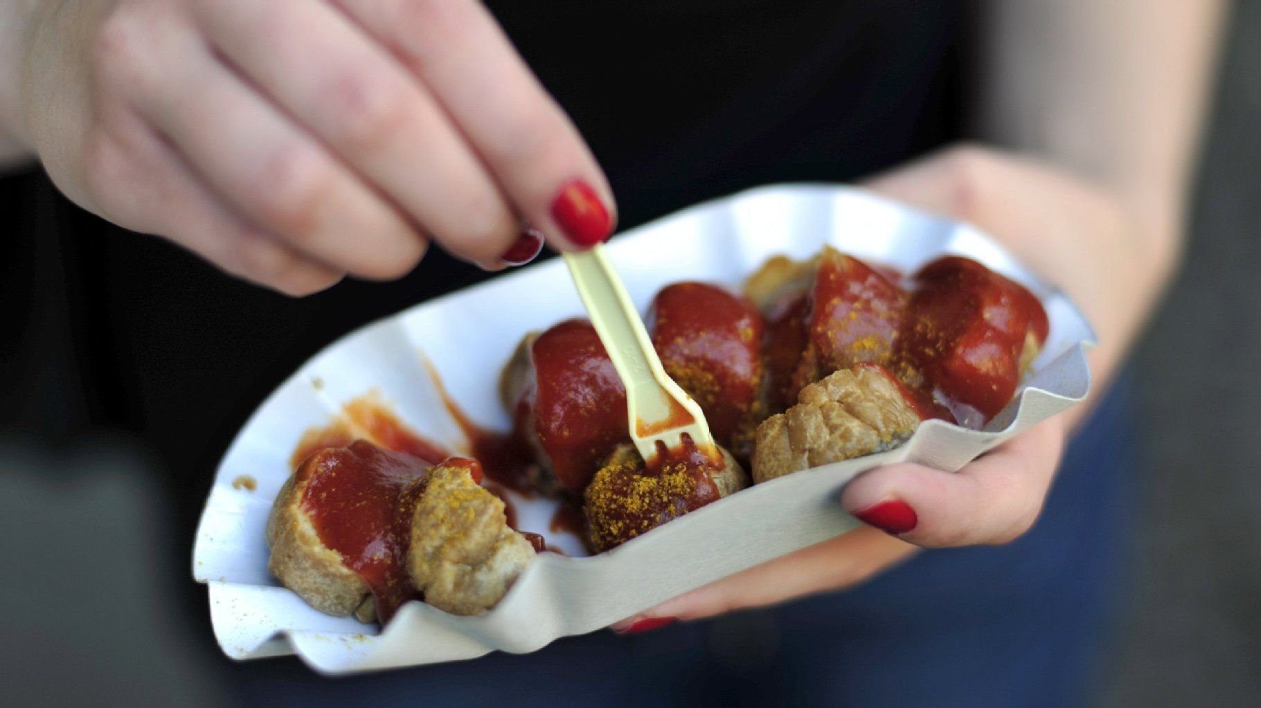 Ohne scharfe Sauce undenkbar: die Currywurst.