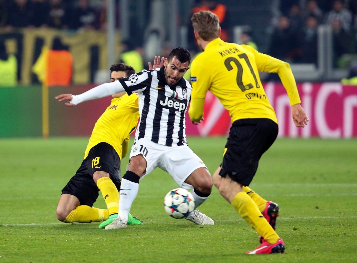 Tevez im Duell mit Sahin.