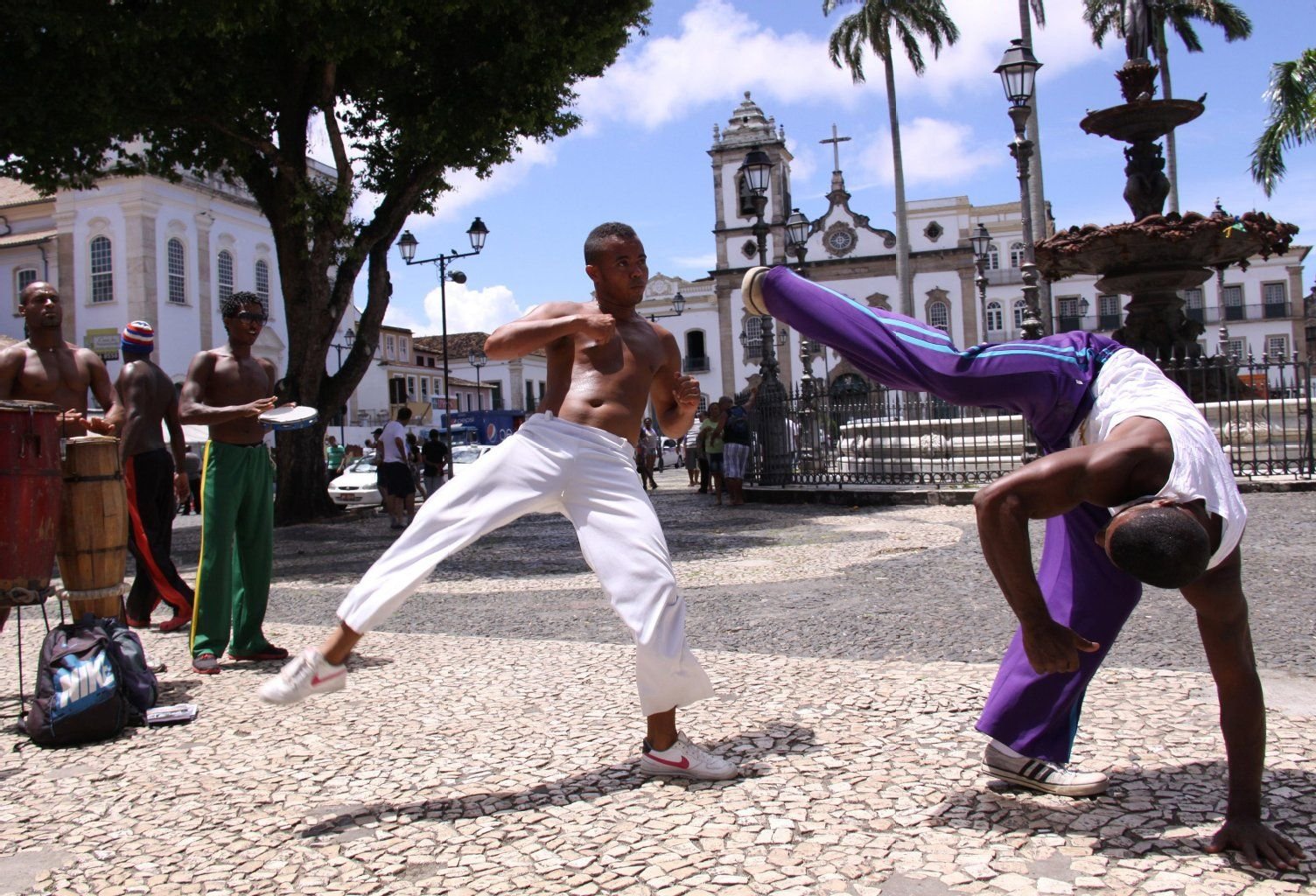 «Tanz der Sklaven»: Joao (l) und seine Capoeira-Gruppe auf dem Platz Terreiro de Jesus in Salvadors Altstadt.