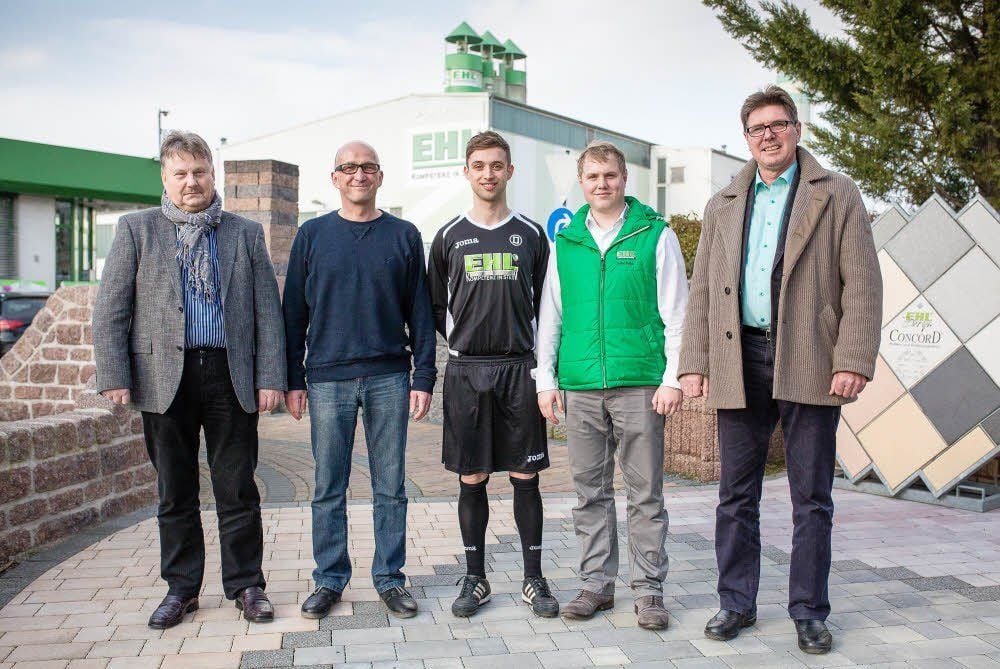 Zufriedene Gesichter: Raimund Polke (Vorstand EHL AG), Ulf Schuster (Präsident SV Dessau 05), Benny Girke, Julian Polke (EHL AG) und Andreas Scheffler (Wirtschaftsrat SV Dessau 05, v.l.n.r.).