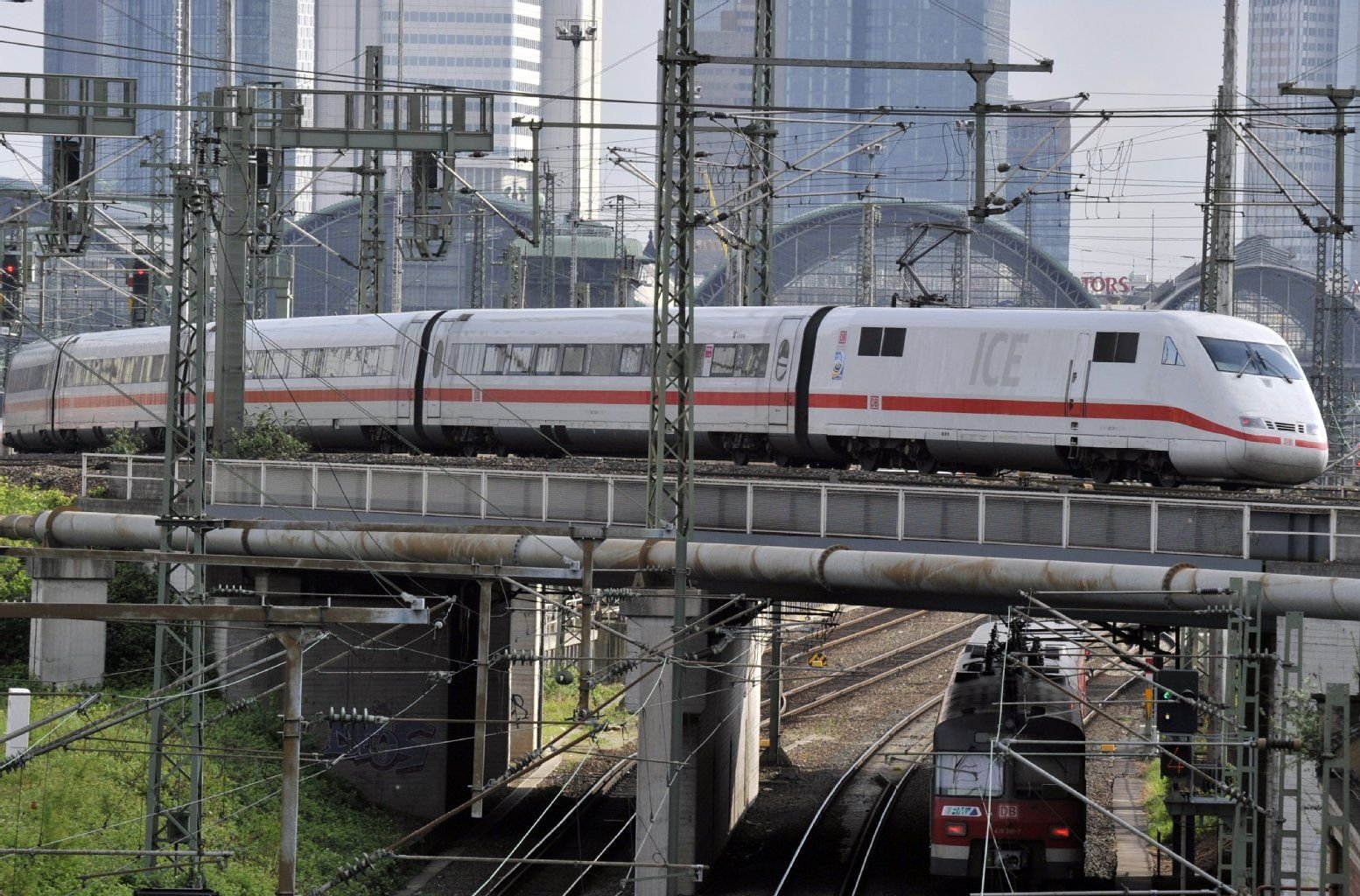 80 Prozent aller Züge sollten nicht mehr als sechs Minuten Verspätung haben. Dieses selbst gesetzte Ziel konnte die Deutsche Bahn nicht einhalten.