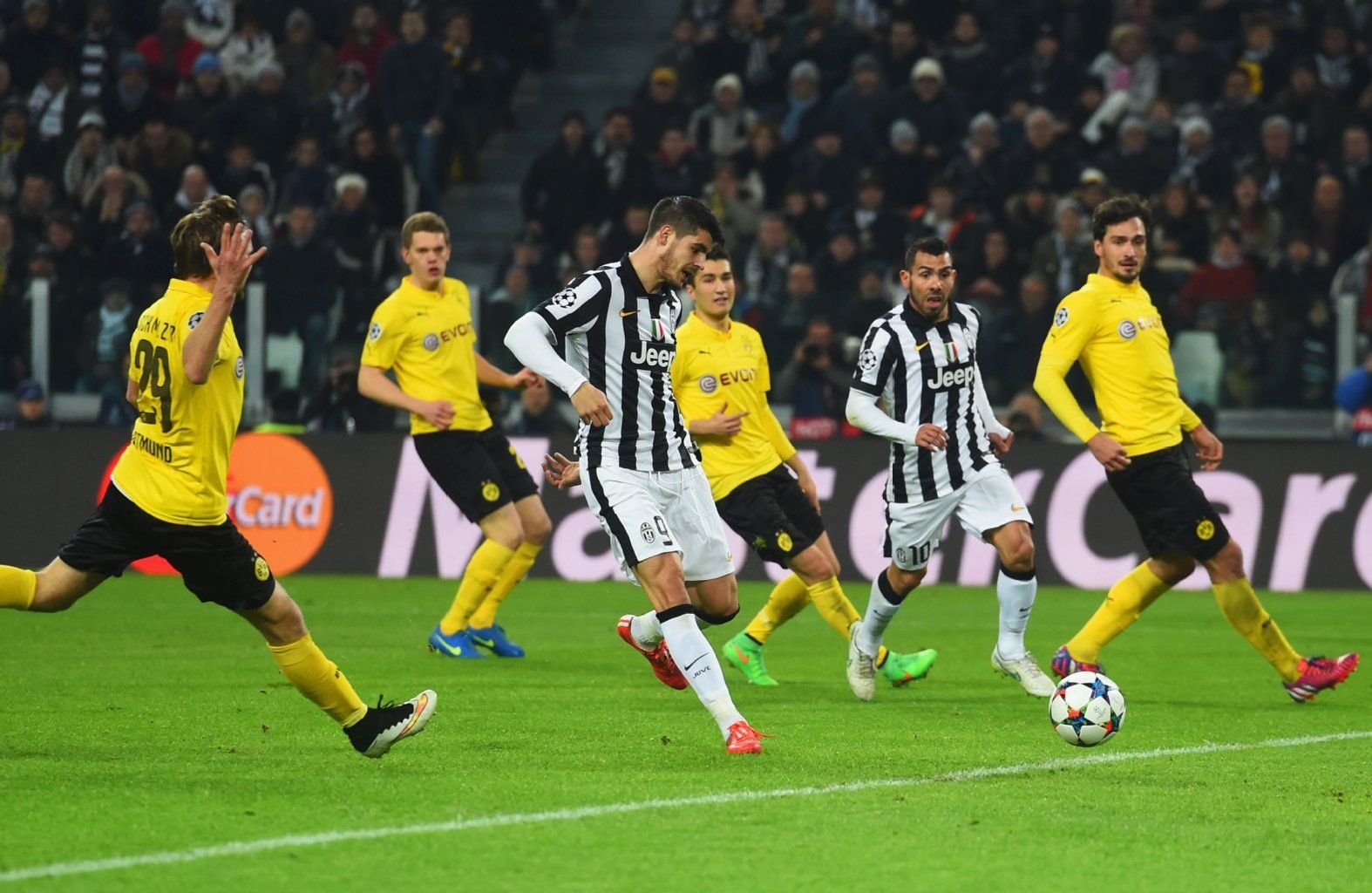 Alvaro Morata trifft zum 2:1 für Juve.