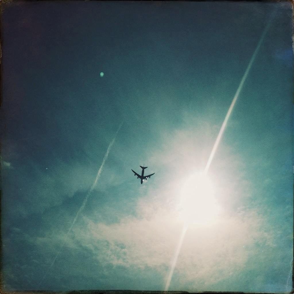 Der Siegerflieger mit dem DFB-Team an Bord über der Fanmeile.
