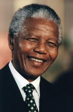 Der ehemalige südafrikanische Präsident Nelson Mandela. Sein Name ist weltweit zum Symbol geworden für den Kampf gegen die Apartheit und die Aussöhnung zwischen den Rassen.