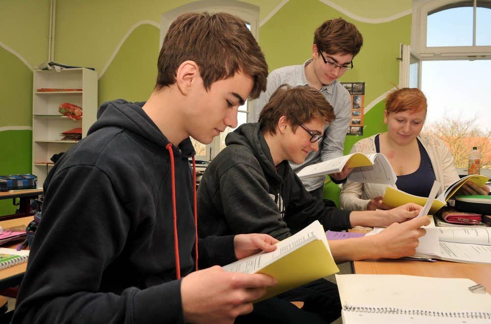 Kilian Schulze (links), Christian Schmutzler, Konstantin Schütze und Olivia Bornmann bereiten sich in Droyßig für ihre Prüfung an der Martin-Luther-Universität in Halle vor.